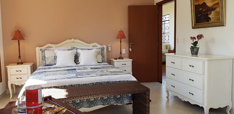 Suíte 01 - Piso Superior com Vista Mar e Montanha