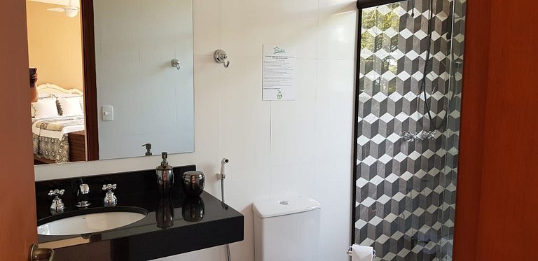 Suíte 01 - Piso Superior com Vista Mar e Montanha