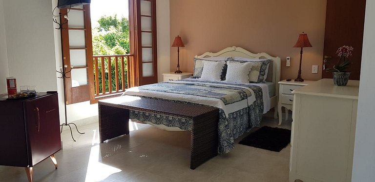 Suíte 01 - Piso Superior com Vista Mar e Montanha