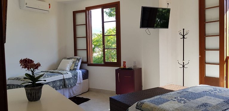 Suíte 01 - Piso Superior com Vista Mar e Montanha