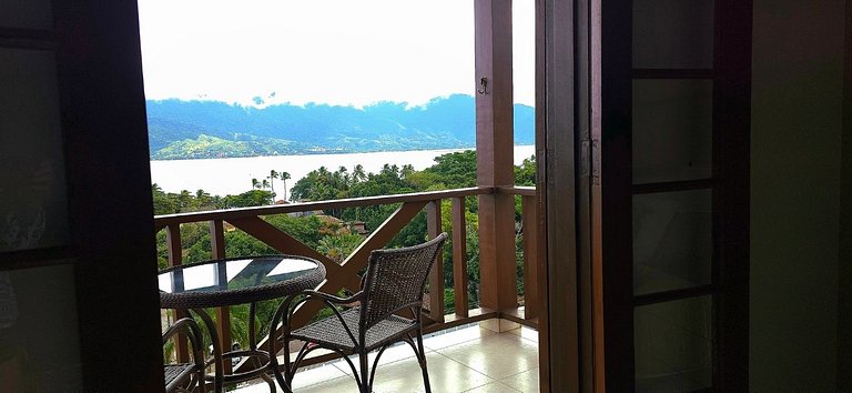 Desfrute de uma confortável cama Queen Size, frigobar retrô