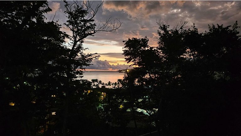 Desfrute de uma confortável cama Queen Size, frigobar retrô