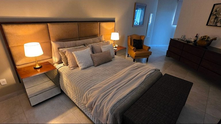 Desfrute de uma confortável cama Queen Size, frigobar retrô