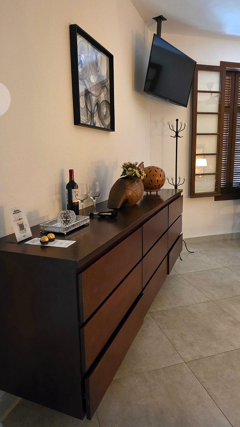 Desfrute de uma confortável cama Queen Size, frigobar retrô