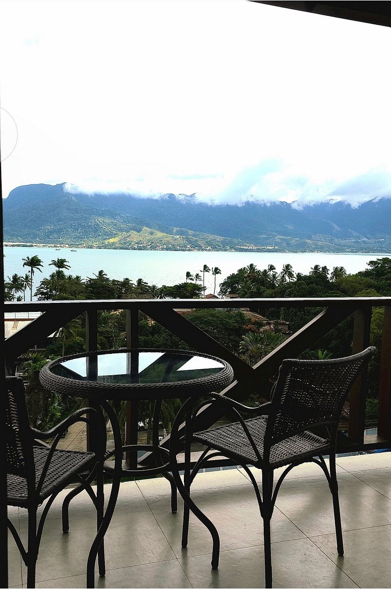 Desfrute de uma confortável cama Queen Size, frigobar retrô