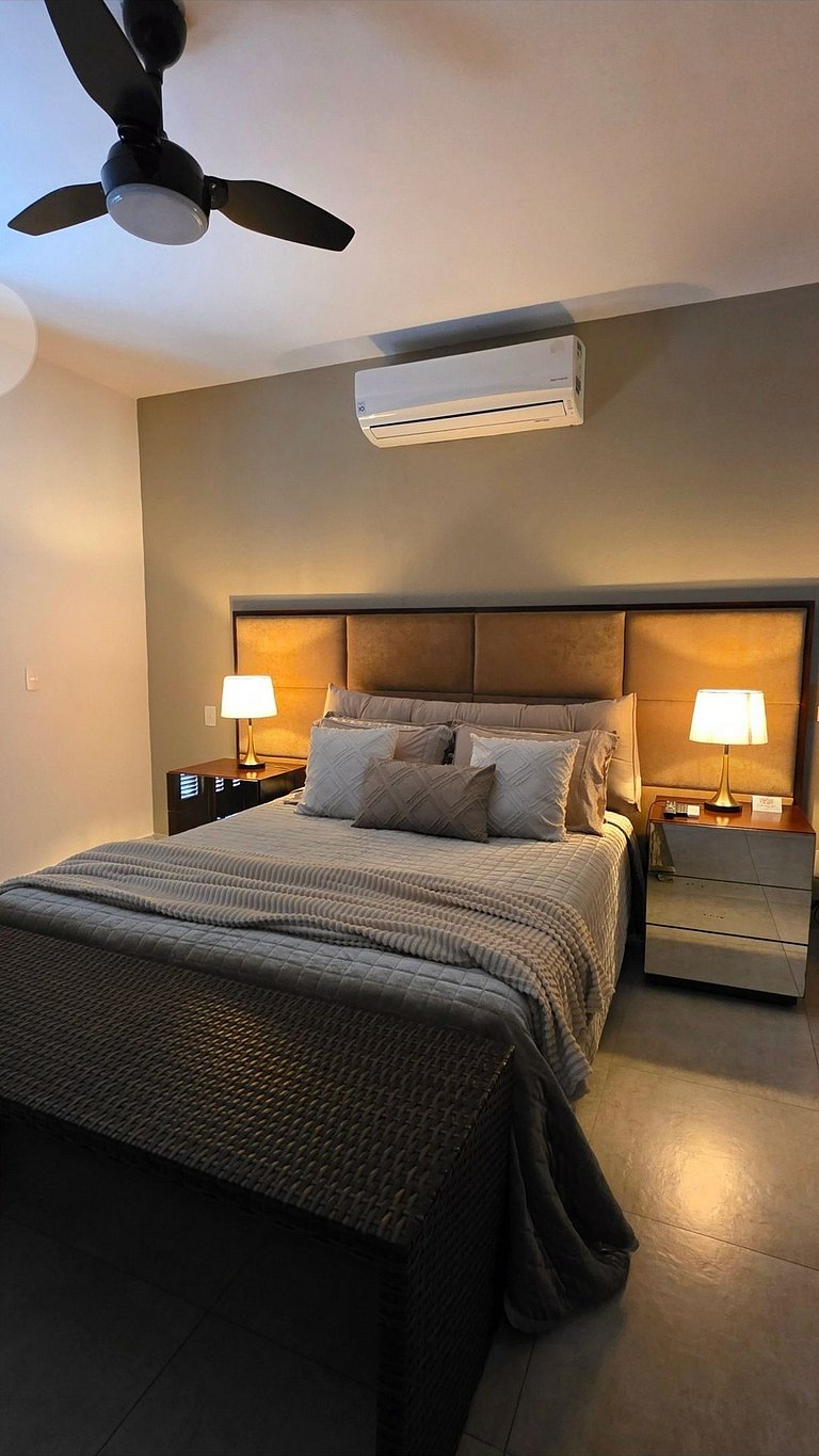 Desfrute de uma confortável cama Queen Size, frigobar retrô