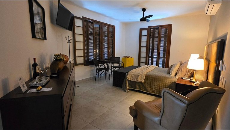 Desfrute de uma confortável cama Queen Size, frigobar retrô