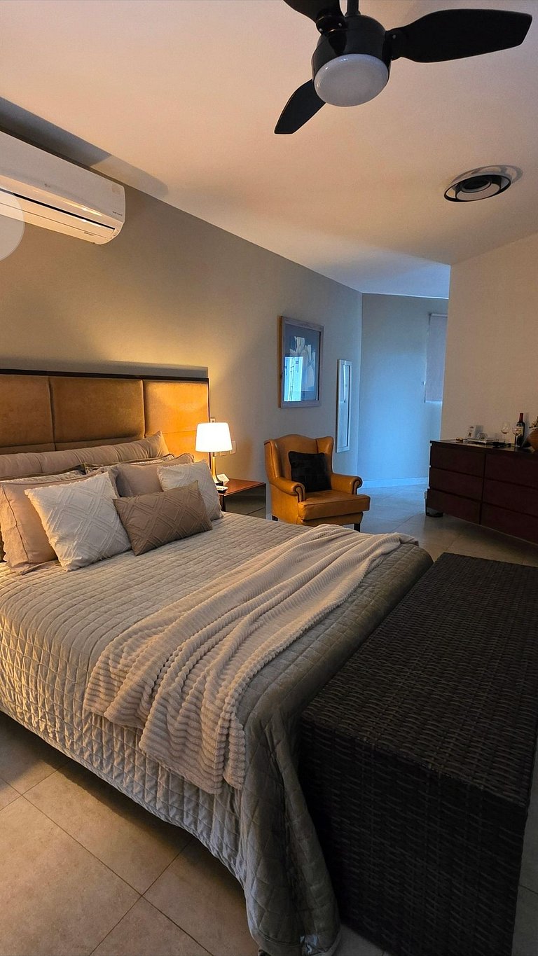 Desfrute de uma confortável cama Queen Size, frigobar retrô