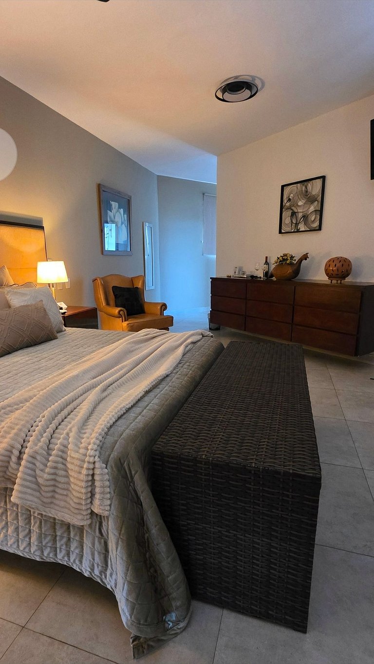 Desfrute de uma confortável cama Queen Size, frigobar retrô