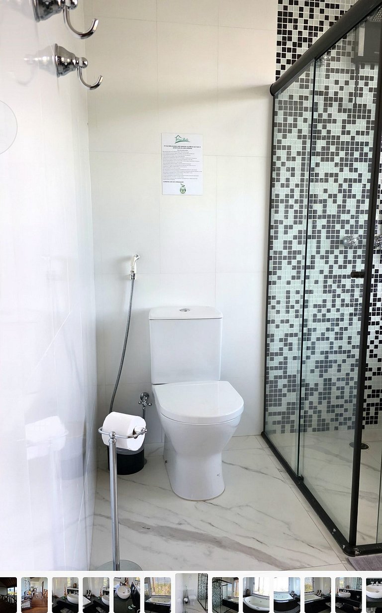 Desfrute de uma confortável cama Queen Size, frigobar retrô