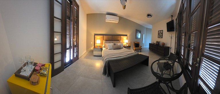 Desfrute de uma confortável cama Queen Size, frigobar retrô