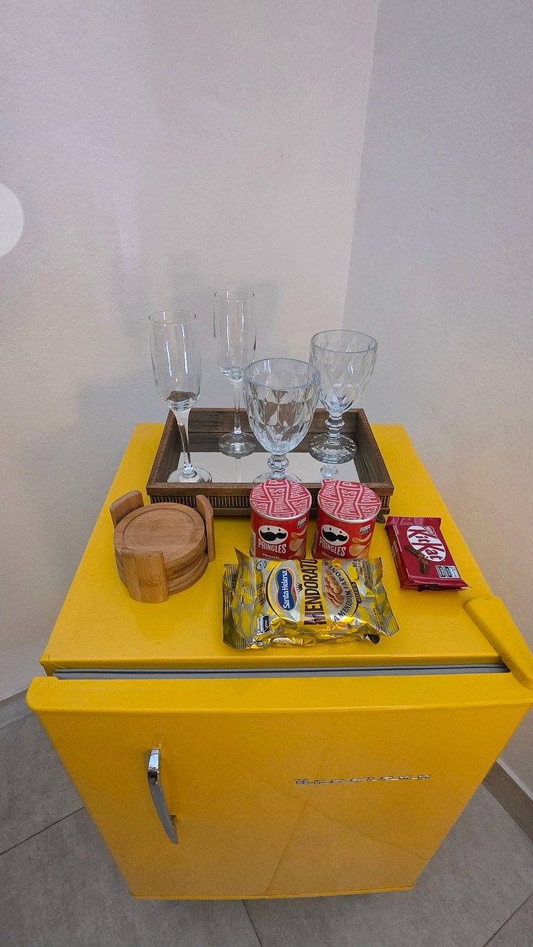 Desfrute de uma confortável cama Queen Size, frigobar retrô