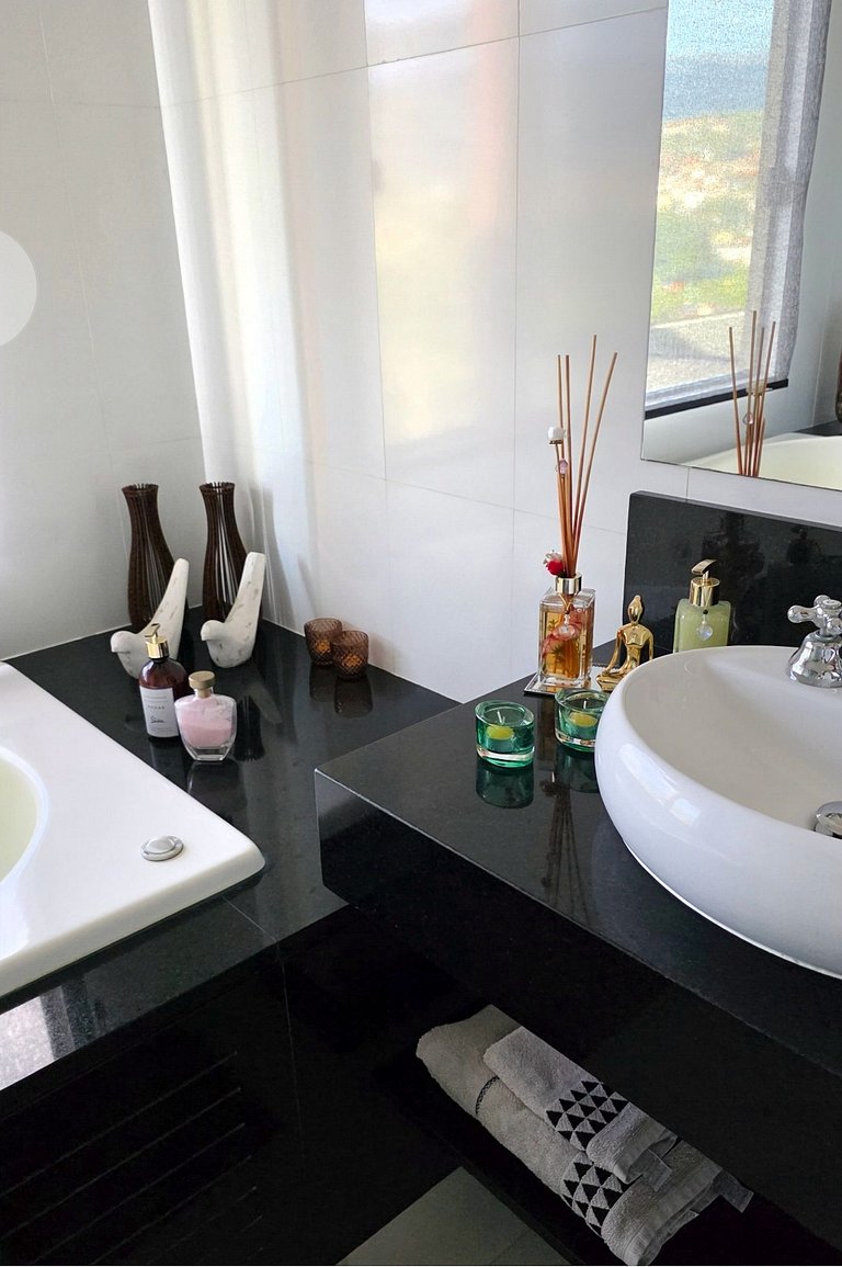 Desfrute de uma confortável cama Queen Size, frigobar retrô