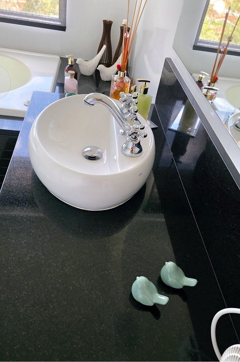 Desfrute de uma confortável cama Queen Size, frigobar retrô