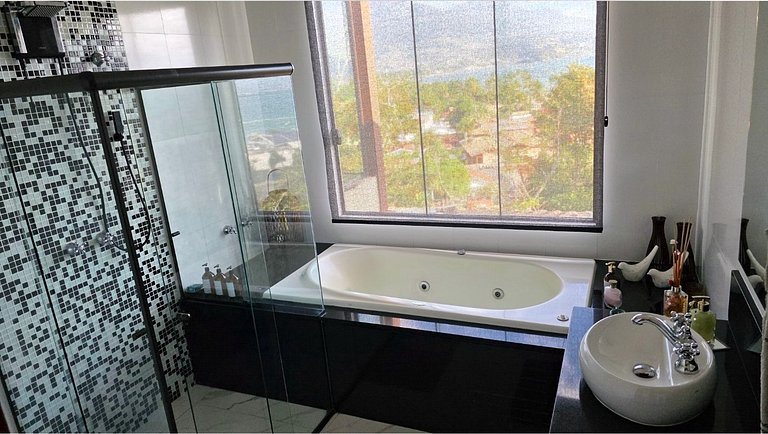 Desfrute de uma confortável cama Queen Size, frigobar retrô