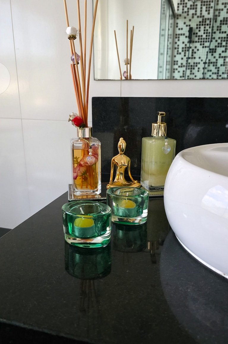 Desfrute de uma confortável cama Queen Size, frigobar retrô