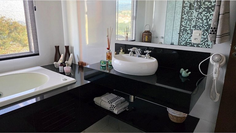 Desfrute de uma confortável cama Queen Size, frigobar retrô