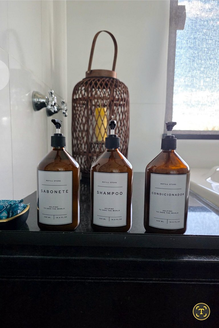 Desfrute de uma confortável cama Queen Size, frigobar retrô