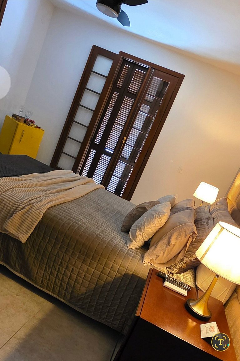 Desfrute de uma confortável cama Queen Size, frigobar retrô