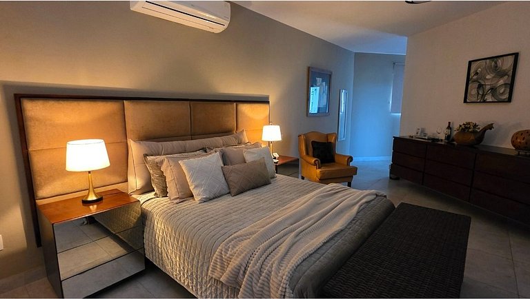 Desfrute de uma confortável cama Queen Size, frigobar retrô