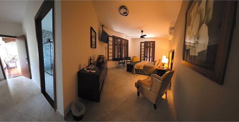 Desfrute de uma confortável cama Queen Size, frigobar retrô