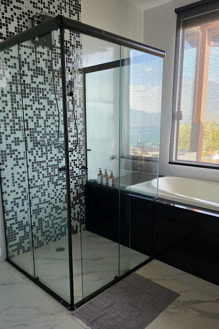 Desfrute de uma confortável cama Queen Size, frigobar retrô