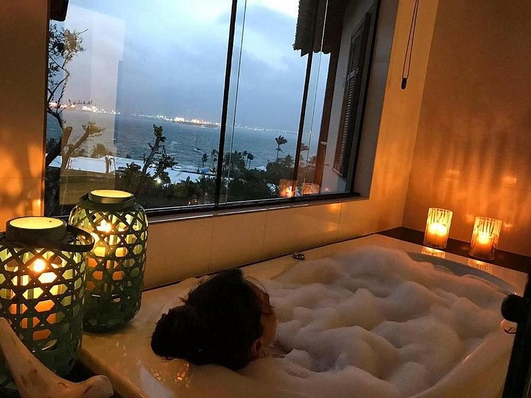 Desfrute de uma confortável cama Queen Size, frigobar retrô