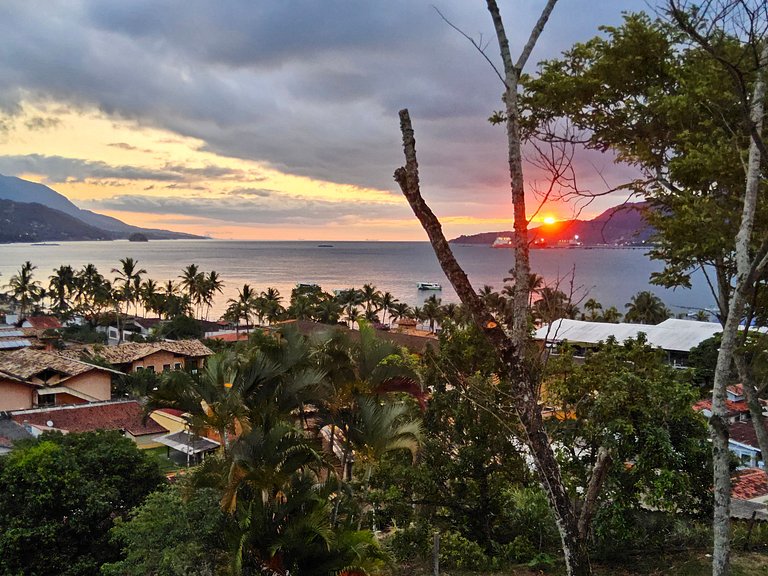 Desfrute de uma confortável cama Queen Size, frigobar retrô