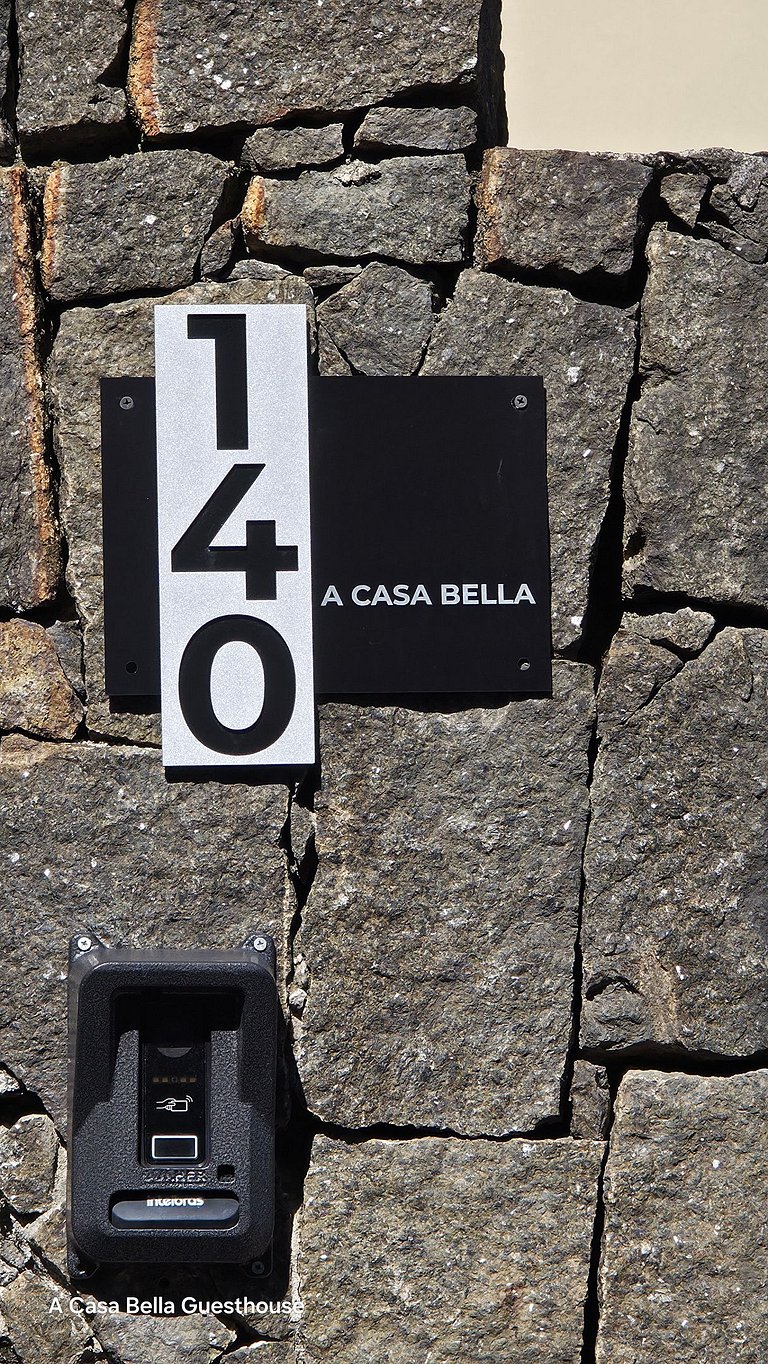 Desfrute de uma confortável cama Queen Size, frigobar retrô