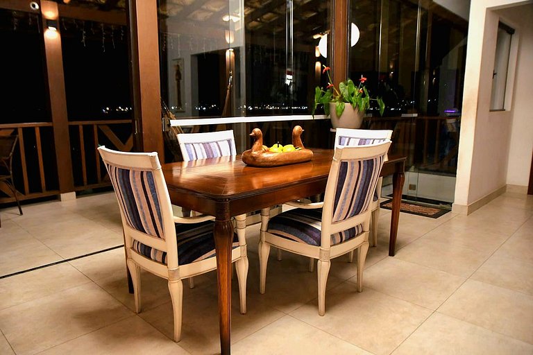 Desfrute de uma confortável cama Queen Size, frigobar retrô