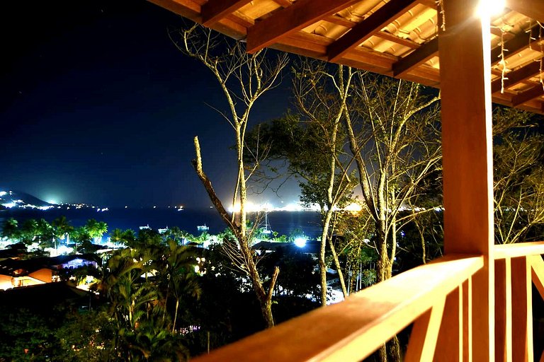 Desfrute de uma confortável cama Queen Size, frigobar retrô