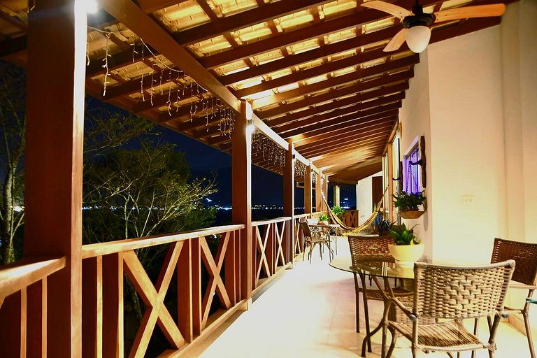 Desfrute de uma confortável cama Queen Size, frigobar retrô