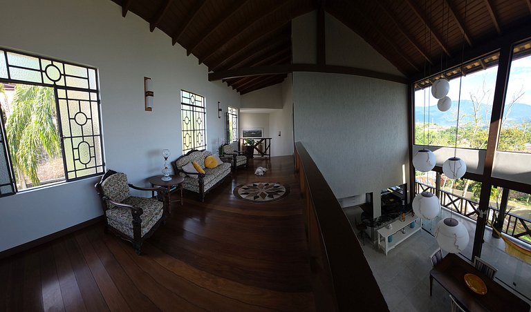 Desfrute de uma confortável cama Queen Size, frigobar retrô