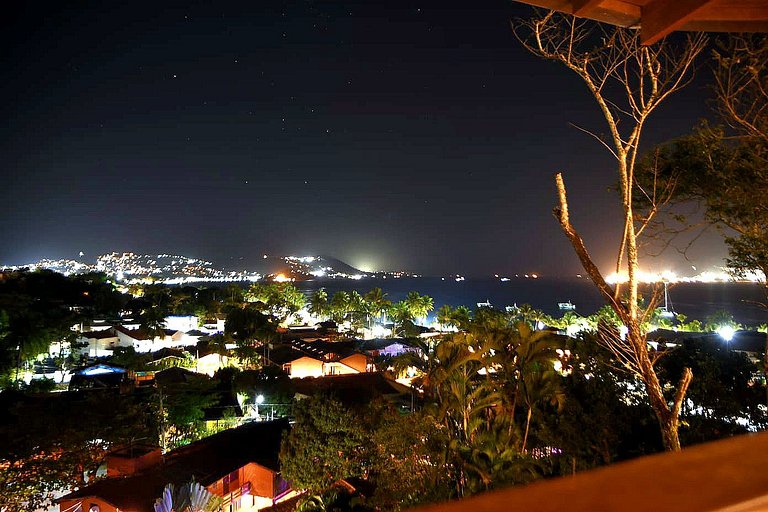 Suíte 01 - Piso Superior com Vista Mar e Montanha