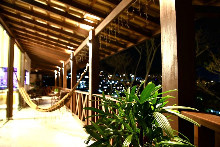 Desfrute de uma confortável cama Queen Size, frigobar retrô