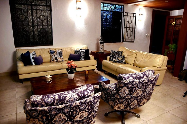 Desfrute de uma confortável cama Queen Size, frigobar retrô