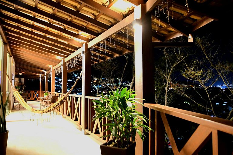 Desfrute de uma confortável cama Queen Size, frigobar retrô