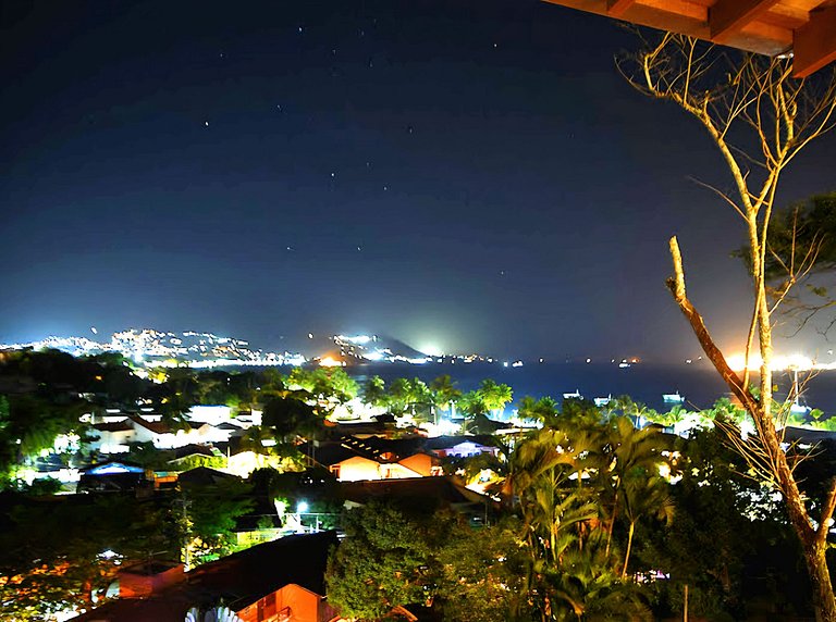 Suíte 01 - Piso Superior com Vista Mar e Montanha