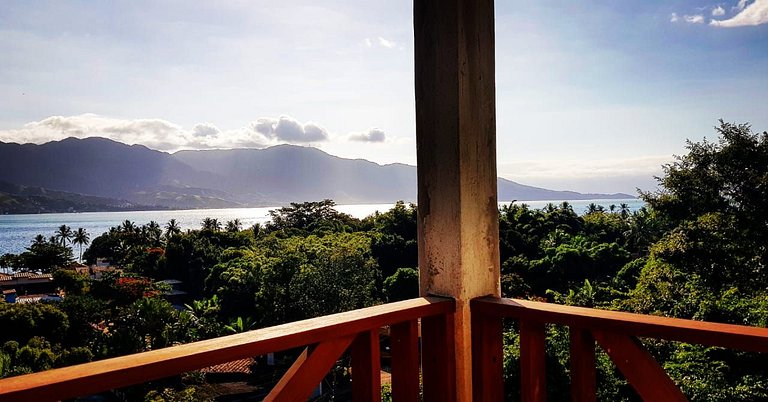 Suíte 01 - Piso Superior com Vista Mar e Montanha