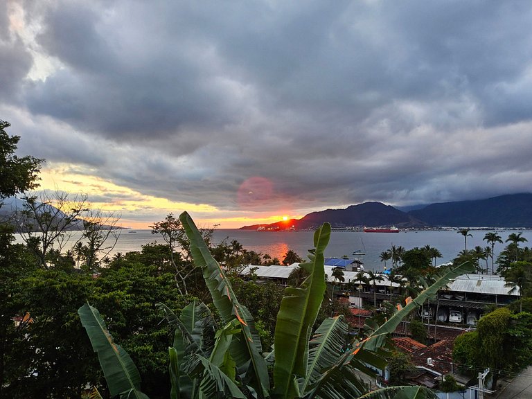 Desfrute de uma confortável cama Queen Size, frigobar retrô