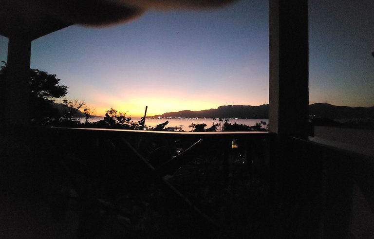 Suíte 01 - Piso Superior com Vista Mar e Montanha