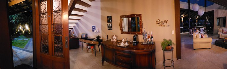 Desfrute de uma confortável cama Queen Size, frigobar retrô