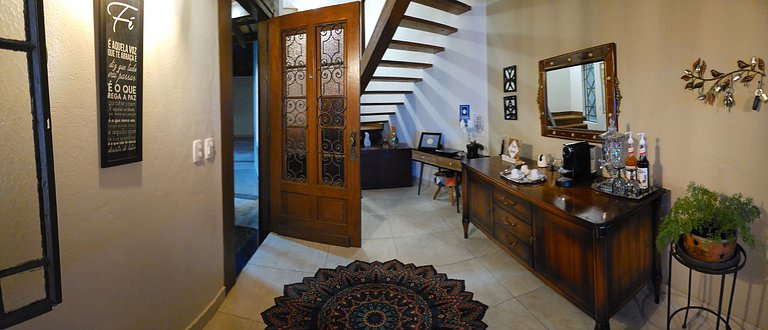 Desfrute de uma confortável cama Queen Size, frigobar retrô