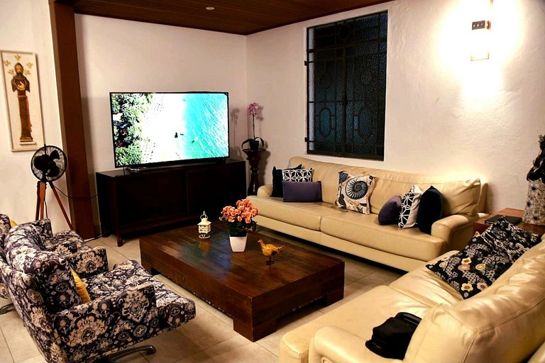 Desfrute de uma confortável cama Queen Size, frigobar retrô