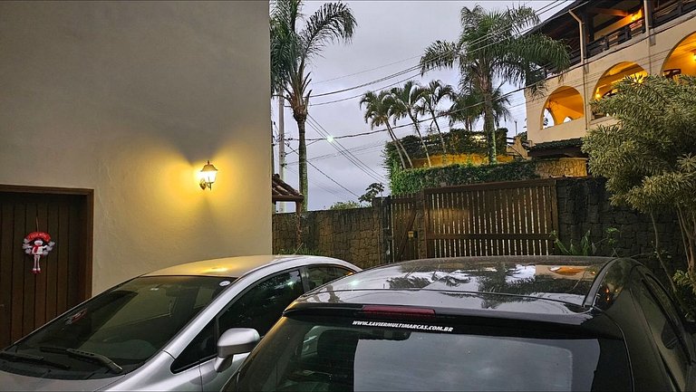 Desfrute de uma confortável cama Queen Size, frigobar retrô