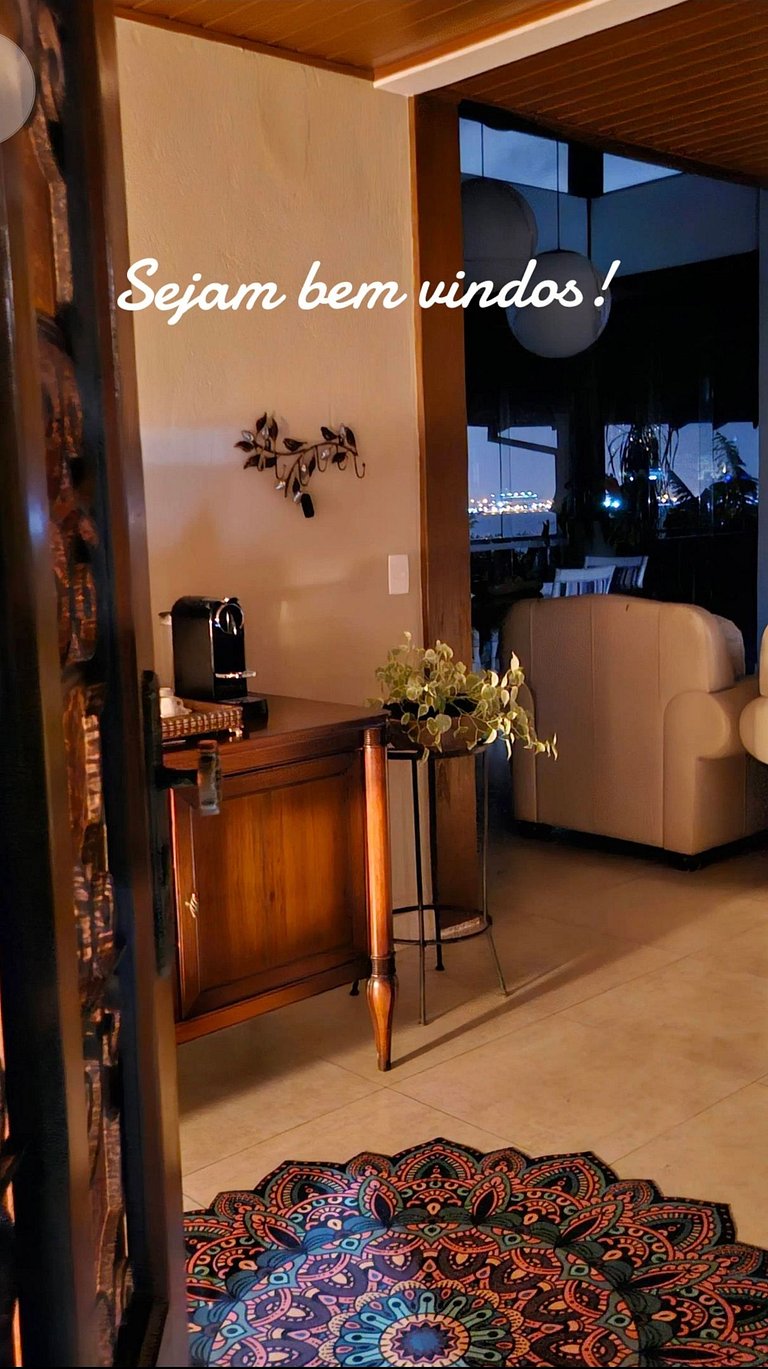 Desfrute de uma confortável cama Queen Size, frigobar retrô