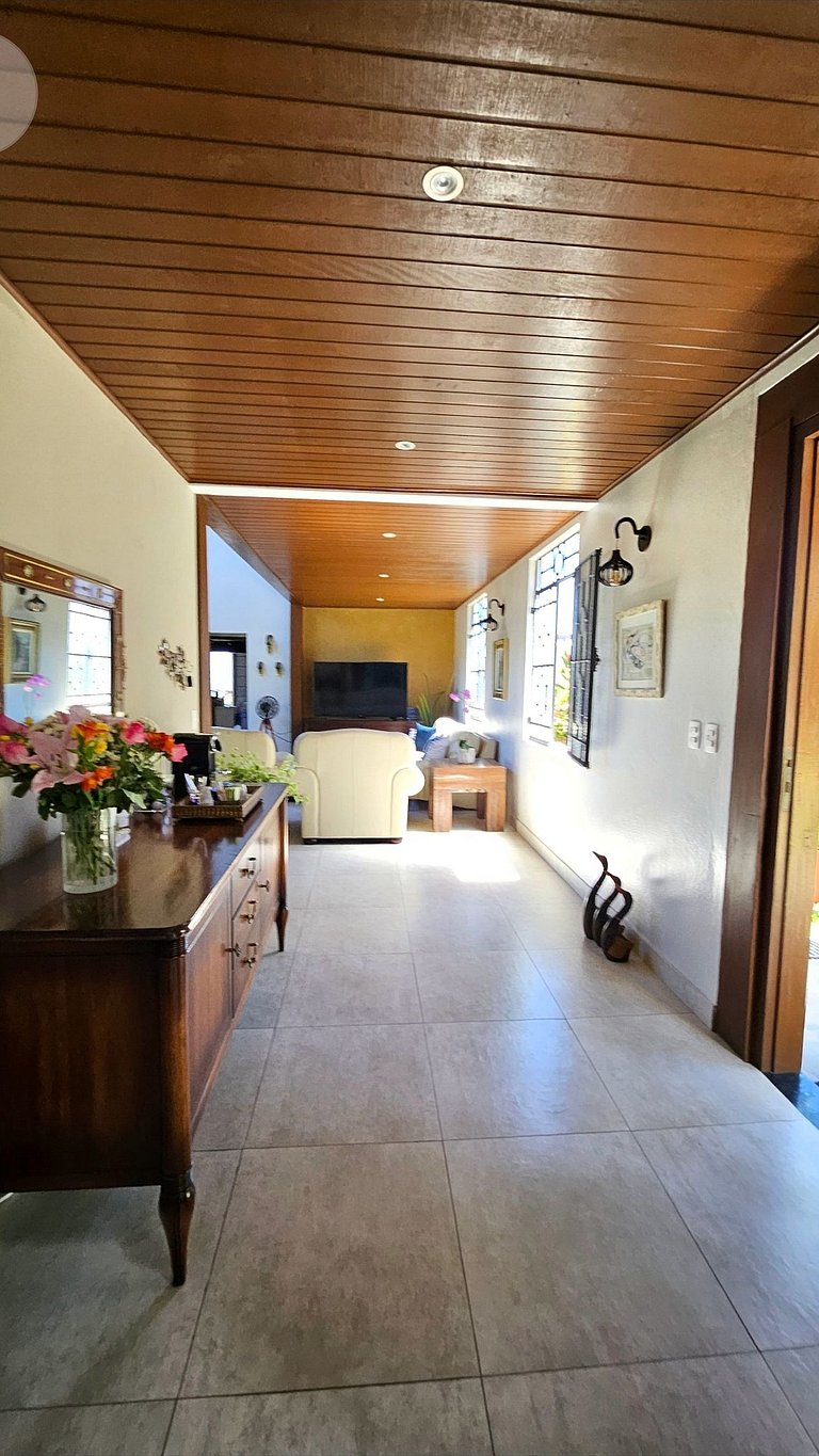 Desfrute de uma confortável cama Queen Size, frigobar retrô