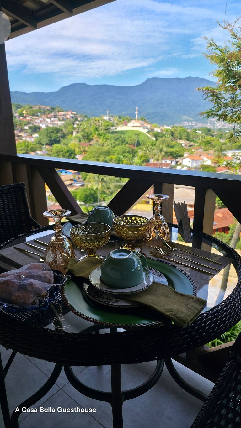 Desfrute de uma confortável cama Queen Size, frigobar retrô