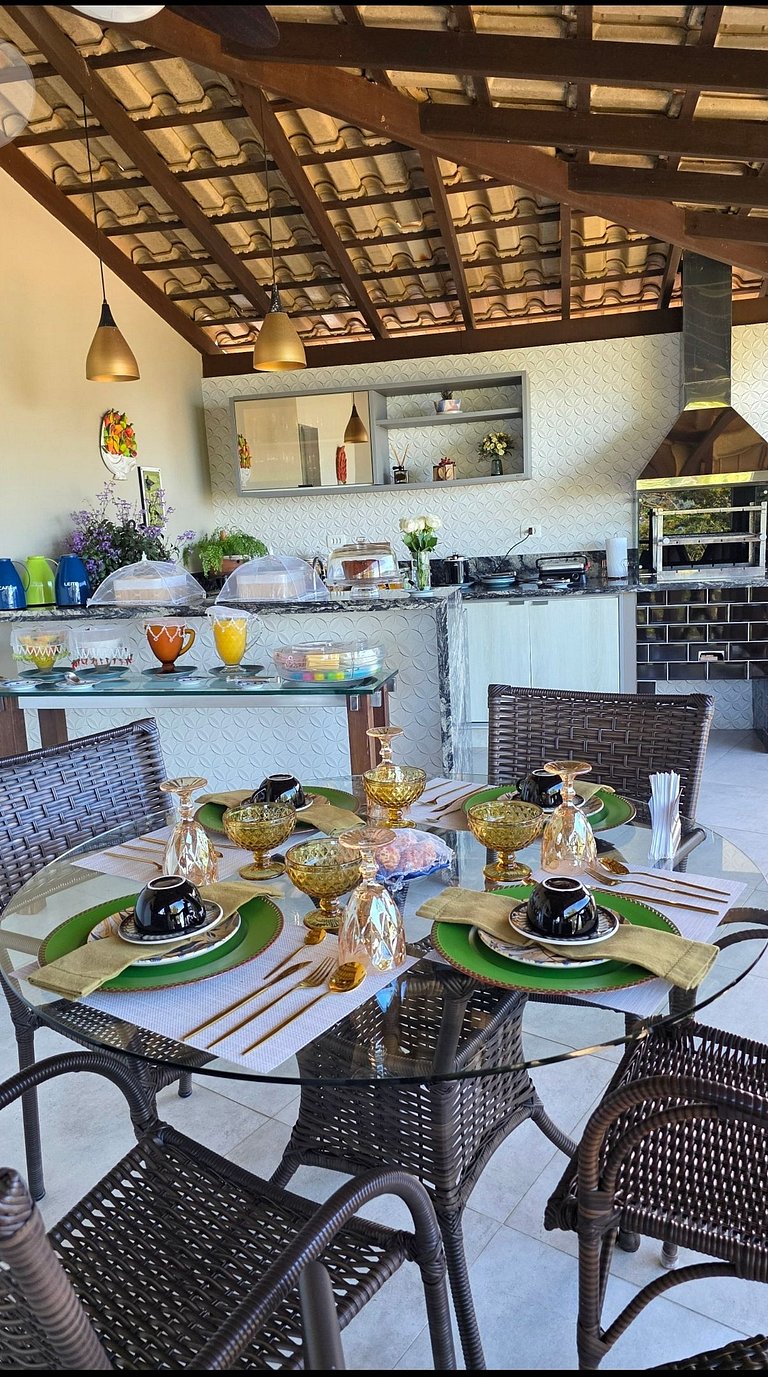 Desfrute de uma confortável cama Queen Size, frigobar retrô