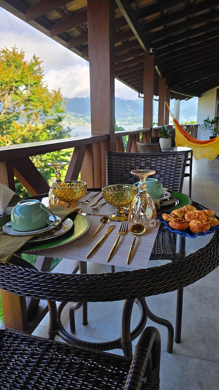 Desfrute de uma confortável cama Queen Size, frigobar retrô